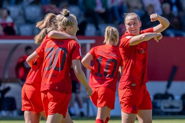 Die Muenchnerinnen bejubeln mit Lea Schueller (FC Bayern Muenchen Frauen, 11) deren zweites Tor zum 3:0 FC Bayern Muenchen Frauen vs. SGS Essen 1968, Fussball, Google Pixel Frauen-Bundesliga, 22. Spieltag, Saison 2024 2025, 11.05.2025. (DFL DFB REGULATIONS PROHIBIT ANY USE OF PHOTOGRAPHS as IMAGE SEQUENCES and or QUASI-VIDEO). FC Bayern Muenchen Frauen vs. SGS Essen 1968, Fussball, Google Pixel Frauen-Bundesliga, 22. Spieltag, Saison 2024 2025, 11.05.2025. Muenchen Copyright: xEibner-Pressefoto HeikexFeinerx EP_HFR