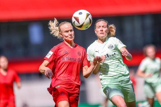 GER, München, FC Bayern München vs SGS Essen, Google Pixel Frauen Bundesliga, Fussball, DFB, Spielzeit 2024 2025, FC Bayern Campus, 22. Spieltag, im Bild v.l.: Pernille Harder (FC Bayern München 21), Lena Ostermeier (SGS ESSEN 18) DFB DFL REGULATIONS PROHIBIT ANY USE OF PHOTOGRAPHS AS IMAGE SEQUENCES AND OR QUASI-VIDEO, 11.05.2025, Copyright: HMBxMedia HendrikxHamelau