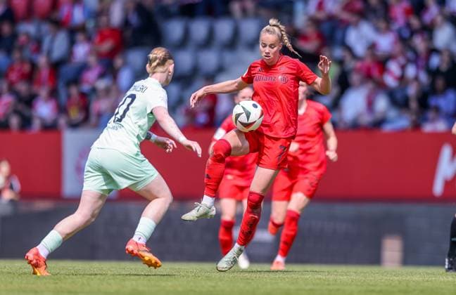 GER, München, FC Bayern München vs SGS Essen, Google Pixel Frauen Bundesliga, Fussball, DFB, Spielzeit 2024 2025, FC Bayern Campus, 22. Spieltag, im Bild v.l.: Natasha Kowalski (SGS ESSEN 10), Giulia Gwinn (FC Bayern München 7) DFB DFL REGULATIONS PROHIBIT ANY USE OF PHOTOGRAPHS AS IMAGE SEQUENCES AND OR QUASI-VIDEO, 11.05.2025, Copyright: HMBxMedia HendrikxHamelau