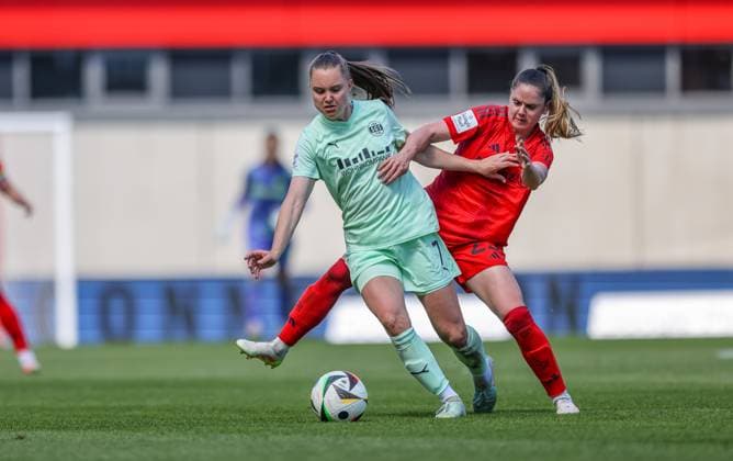 GER, München, FC Bayern München vs SGS Essen, Google Pixel Frauen Bundesliga, Fussball, DFB, Spielzeit 2024 2025, FC Bayern Campus, 22. Spieltag, im Bild v.l.: Lilli Purtscheller (SGS ESSEN 7), Sarah Zadrazil (FC Bayern München 25) DFB DFL REGULATIONS PROHIBIT ANY USE OF PHOTOGRAPHS AS IMAGE SEQUENCES AND OR QUASI-VIDEO, 11.05.2025, Copyright: HMBxMedia HendrikxHamelau