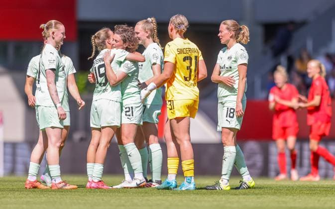 GER, München, FC Bayern München vs SGS Essen, Google Pixel Frauen Bundesliga, Fussball, DFB, Spielzeit 2024 2025, FC Bayern Campus, 22. Spieltag, im Bild: Anja Pfluger (SGS ESSEN 21) macht ihr letztes Bundesliga-Spiel und wird mit einem Spalier verabschiedet DFB DFL REGULATIONS PROHIBIT ANY USE OF PHOTOGRAPHS AS IMAGE SEQUENCES AND OR QUASI-VIDEO, 11.05.2025, Copyright: HMBxMedia HendrikxHamelau