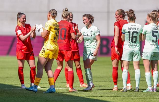 GER, München, FC Bayern München vs SGS Essen, Google Pixel Frauen Bundesliga, Fussball, DFB, Spielzeit 2024 2025, FC Bayern Campus, 22. Spieltag, im Bild: Anja Pfluger (SGS ESSEN 21) macht ihr letztes Bundesliga-Spiel und wird mit einem Spalier verabschiedet DFB DFL REGULATIONS PROHIBIT ANY USE OF PHOTOGRAPHS AS IMAGE SEQUENCES AND OR QUASI-VIDEO, 11.05.2025, Copyright: HMBxMedia HendrikxHamelau