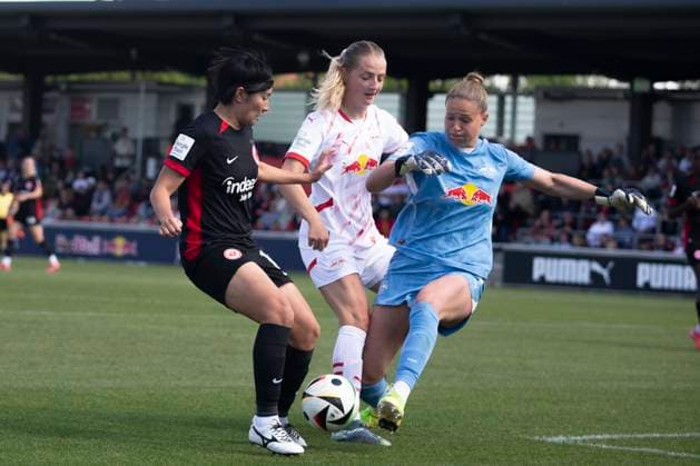 GER, Leipzig, Fußballl, Google Pixel Frauen Bundesliga, 22. Spieltag, RB Leipzig vs. Eintracht Frankfurt im Bild v.l.: Remina Chiba (Eintracht Frankfurt 15), Elvira Herzog (RB Leipzig 01), Nina Raecke (RB Leipzig 04), Duell um den Ball 11.05.2025, RB Leipzig Training Akademie Cottaweg Leipzig DFB REGULATIONS PROHIBIT ANY USE OF PHOTOGRAPHS AS IMAGE SEQUENCES AND OR QUASI-VIDEO, Copyright: HMBxMedia PaulxFritz