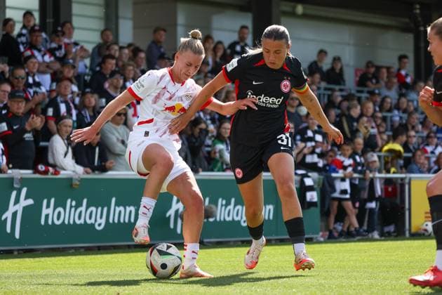 Marlene Mueller (RB Leipzig Frauen, 27) und Tanja Pawollek (Eintracht Frankfurt Frauen, 31) Zweikampf, Duell, Kampf um den Ball, RB Leipzig Frauen vs. Eintracht Frankfurt Frauen, Fussball, 1. Frauen Bundesliga, 22. Spieltag, Saison 2024 2025, 11.05.2025,¨ DFL REGULATIONS PROHIBIT ANY USE OF PHOTOGRAPHS AS IMAGE SEQUENCES AND OR QUASI-VIDEO,¨ RB Leipzig Frauen vs. Eintracht Frankfurt Frauen, Fussball, 1. Frauen Bundesliga, 22. Spieltag, Saison 2024 2025, 11.05.2025 Leipzig Copyright: xEibner-Pressefoto LauraxRoemerx EP_LRR
