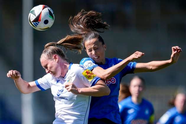 v.li.: Luca Birkholz (Jena, 20), Marta Cazalla Garcia (TSG, 15), beim Kopfball, Kopfballduell, Spielszene, Zweikampf in der Luft, Aktion, Action, 11.05.2025, Sinsheim (Hoffenheim) (Deutschland), Fussball, Google Pixel Frauen-Bundesliga, TSG 1899 Hoffenheim - FC Carl Zeiss Jena, DFB DFL REGULATIONS PROHIBIT ANY USE OF PHOTOGRAPHS AS IMAGE SEQUENCES AND OR QUASI-VIDEO.
