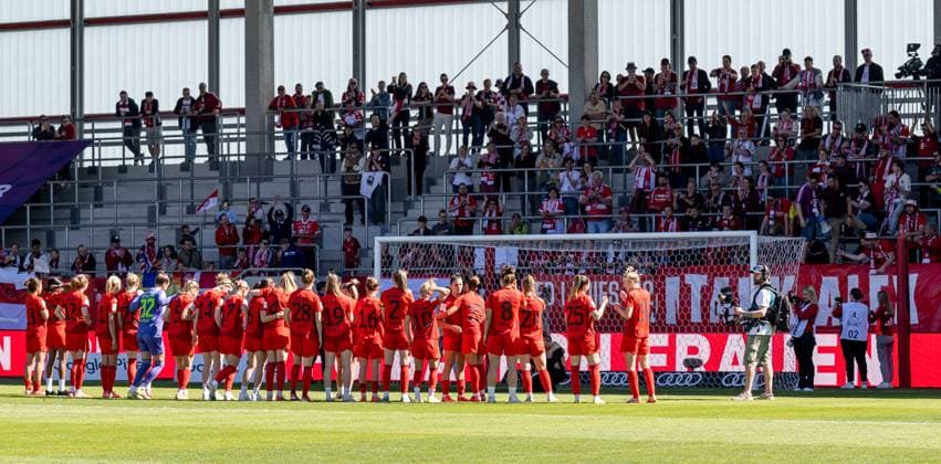 Die Muencherinnen feiern vor der Fankurve nach Spielende FC Bayern Muenchen Frauen vs. SGS Essen 1968, Fussball, Google Pixel Frauen-Bundesliga, 22. Spieltag, Saison 2024 2025, 11.05.2025. (DFL DFB REGULATIONS PROHIBIT ANY USE OF PHOTOGRAPHS as IMAGE SEQUENCES and or QUASI-VIDEO). FC Bayern Muenchen Frauen vs. SGS Essen 1968, Fussball, Google Pixel Frauen-Bundesliga, 22. Spieltag, Saison 2024 2025, 11.05.2025. Muenchen Copyright: xEibner-Pressefoto HeikexFeinerx EP_HFR