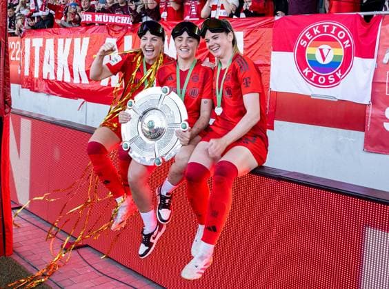 Glodis Perla Viggosdottir (FC Bayern Muenchen Frauen, 4), Georgia Stanway (FC Bayern Muenchen Frauen, 31) und Sarah Zadrazil (FC Bayern Muenchen Frauen, 25) mit der Meisterschale vor der Fankurve FC Bayern Muenchen Frauen vs. SGS Essen 1968, Fussball, Google Pixel Frauen-Bundesliga, 22. Spieltag, Saison 2024 2025, 11.05.2025. (DFL DFB REGULATIONS PROHIBIT ANY USE OF PHOTOGRAPHS as IMAGE SEQUENCES and or QUASI-VIDEO). FC Bayern Muenchen Frauen vs. SGS Essen 1968, Fussball, Google Pixel Frauen-Bundesliga, 22. Spieltag, Saison 2024 2025, 11.05.2025. Muenchen Copyright: xEibner-Pressefoto HeikexFeinerx EP_HFR