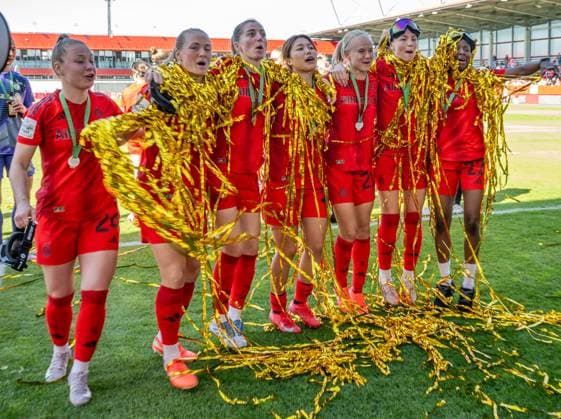 Weronika Zawistowska (FC Bayern Muenchen Frauen, 24), Magdalena Eriksson (FC Bayern Muenchen Frauen, 5), Linda Sembrant (FC Bayern Muenchen Frauen, 2), Momoko Tanikawa (FC Bayern Muenchen Frauen, 18), Pernille Harder (FC Bayern Muenchen Frauen, 21), Glodis Perla Viggosdottir (FC Bayern Muenchen Frauen, 4) und Magou Doucoure (FC Bayern Muenchen Frauen, 22) feiern ausgelassen vor der Fankurve die Meisterschaft FC Bayern Muenchen Frauen vs. SGS Essen 1968, Fussball, Google Pixel Frauen-Bundesliga, 22. Spieltag, Saison 2024 2025, 11.05.2025. (DFL DFB REGULATIONS PROHIBIT ANY USE OF PHOTOGRAPHS as IMAGE SEQUENCES and or QUASI-VIDEO). FC Bayern Muenchen Frauen vs. SGS Essen 1968, Fussball, Google Pixel Frauen-Bundesliga, 22. Spieltag, Saison 2024 2025, 11.05.2025. Muenchen Copyright: xEibner-Pressefoto HeikexFeinerx EP_HFR
