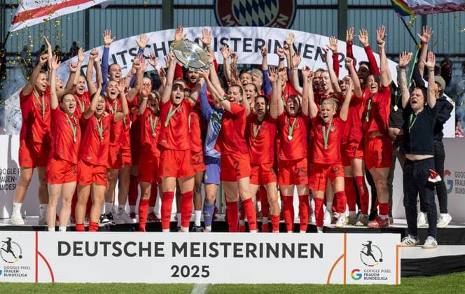 Die Muenchnerinnen feiern mit der Meisterschale die Meisterschaft FC Bayern Muenchen Frauen vs. SGS Essen 1968, Fussball, Google Pixel Frauen-Bundesliga, 22. Spieltag, Saison 2024 2025, 11.05.2025. (DFL DFB REGULATIONS PROHIBIT ANY USE OF PHOTOGRAPHS as IMAGE SEQUENCES and or QUASI-VIDEO). FC Bayern Muenchen Frauen vs. SGS Essen 1968, Fussball, Google Pixel Frauen-Bundesliga, 22. Spieltag, Saison 2024 2025, 11.05.2025. Muenchen Copyright: xEibner-Pressefoto HeikexFeinerx EP_HFR