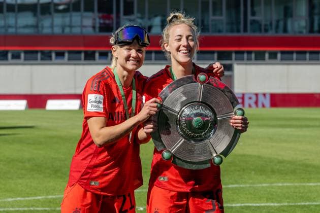 Pernille Harder (FC Bayern Muenchen Frauen, 21) und Carolin Simon (FC Bayern Muenchen Frauen, 30) praesentieren die Meisterschale FC Bayern Muenchen Frauen vs. SGS Essen 1968, Fussball, Google Pixel Frauen-Bundesliga, 22. Spieltag, Saison 2024 2025, 11.05.2025. (DFL DFB REGULATIONS PROHIBIT ANY USE OF PHOTOGRAPHS as IMAGE SEQUENCES and or QUASI-VIDEO). FC Bayern Muenchen Frauen vs. SGS Essen 1968, Fussball, Google Pixel Frauen-Bundesliga, 22. Spieltag, Saison 2024 2025, 11.05.2025. Muenchen Copyright: xEibner-Pressefoto HeikexFeinerx EP_HFR