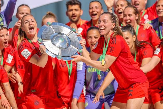 GER, München, FC Bayern München vs SGS Essen, Google Pixel Frauen Bundesliga, Fussball, DFB, Spielzeit 2024 2025, FC Bayern Campus, 22. Spieltag, im Bild: Spielerinnen von FC Bayern München feiern mit der Meisterschale die Deutsche Meisterschaft 24 25 DFB DFL REGULATIONS PROHIBIT ANY USE OF PHOTOGRAPHS AS IMAGE SEQUENCES AND OR QUASI-VIDEO, 11.05.2025, Copyright: HMBxMedia HendrikxHamelau