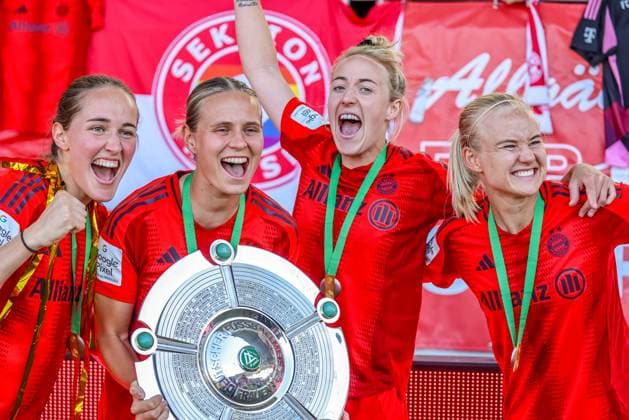 GER, München, FC Bayern München vs SGS Essen, Google Pixel Frauen Bundesliga, Fussball, DFB, Spielzeit 2024 2025, FC Bayern Campus, 22. Spieltag, im Bild: Spielerinnen von FC Bayern München feiern mit der Meisterschale die Deutsche Meisterschaft 24 25, Klara Bühl (FC Bayern München 17) DFB DFL REGULATIONS PROHIBIT ANY USE OF PHOTOGRAPHS AS IMAGE SEQUENCES AND OR QUASI-VIDEO, 11.05.2025, Copyright: HMBxMedia HendrikxHamelau
