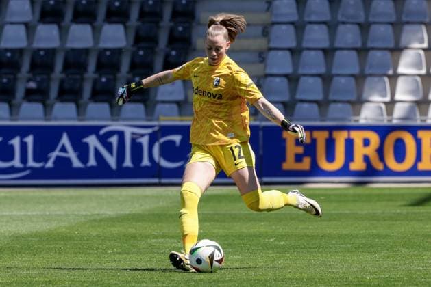 Rafaela Borggräfe (Torhüterin, Torwart, SC Freiburg, 12) am Ball, Freisteller, Einzelbild, Ganzkörper, Aktion, Action, Spielszene, DIE DFB-RICHTLINIEN UNTERSAGEN JEGLICHE NUTZUNG VON FOTOS ALS SEQUENZBILDER UND ODER VIDEOÄHNLICHE FOTOSTRECKEN. DFB REGULATIONS PROHIBIT ANY USE OF PHOTOGRAPHS AS IMAGE SEQUENCES AND OR QUASI-VIDEO., 11.05.2025, Freiburg (Deutschland), Fussball, Google Pixel Frauen-Bundesliga, SC Freiburg - SV Werder Bremen