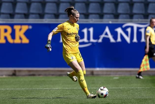 Rafaela Borggräfe (Torhüterin, Torwart, SC Freiburg, 12) am Ball, Freisteller, Einzelbild, Ganzkörper, Aktion, Action, Spielszene, DIE DFB-RICHTLINIEN UNTERSAGEN JEGLICHE NUTZUNG VON FOTOS ALS SEQUENZBILDER UND ODER VIDEOÄHNLICHE FOTOSTRECKEN. DFB REGULATIONS PROHIBIT ANY USE OF PHOTOGRAPHS AS IMAGE SEQUENCES AND OR QUASI-VIDEO., 11.05.2025, Freiburg (Deutschland), Fussball, Google Pixel Frauen-Bundesliga, SC Freiburg - SV Werder Bremen