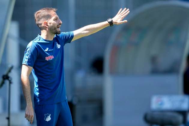 Theodoros Dedes (Trainer, Cheftrainer, TSG), gibt Anweisungen, gestikuliert, mit den Armen gestikulieren, Einzelbild, Einzelfoto, Aktion, Action, 11.05.2025, Sinsheim (Hoffenheim) (Deutschland), Fussball, Google Pixel Frauen-Bundesliga, TSG 1899 Hoffenheim - FC Carl Zeiss Jena, DFB DFL REGULATIONS PROHIBIT ANY USE OF PHOTOGRAPHS AS IMAGE SEQUENCES AND OR QUASI-VIDEO.
