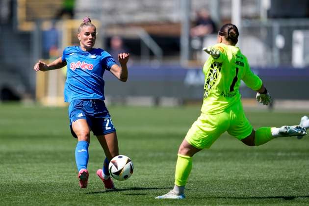 v.li.: Selina Cerci (TSG, 29), Mariella El Sherif (Torhüterin, Torwart, Jena, 1), Zweikampf, Spielszene, Duell, duel, tackle, tackling, Dynamik, Action, Aktion, 11.05.2025, Sinsheim (Hoffenheim) (Deutschland), Fussball, Google Pixel Frauen-Bundesliga, TSG 1899 Hoffenheim - FC Carl Zeiss Jena, DFB DFL REGULATIONS PROHIBIT ANY USE OF PHOTOGRAPHS AS IMAGE SEQUENCES AND OR QUASI-VIDEO.
