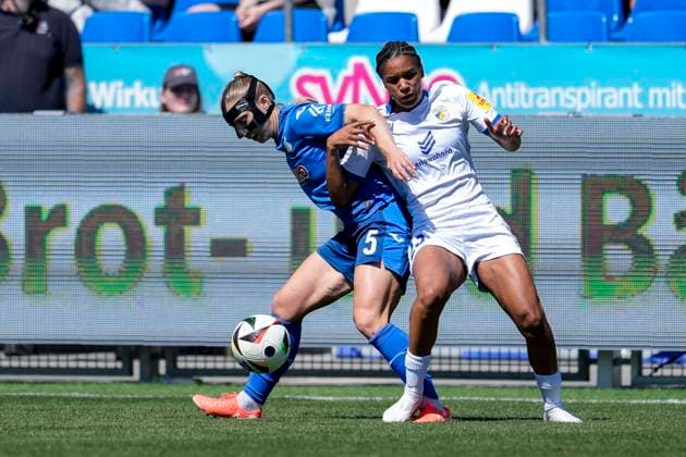 v.li.: Jamilla Sofia Rankin (TSG, 5), Josephine Bonsu (Jena, 23), Zweikampf, Spielszene, Duell, duel, tackle, tackling, Dynamik, Action, Aktion, 11.05.2025, Sinsheim (Hoffenheim) (Deutschland), Fussball, Google Pixel Frauen-Bundesliga, TSG 1899 Hoffenheim - FC Carl Zeiss Jena, DFB DFL REGULATIONS PROHIBIT ANY USE OF PHOTOGRAPHS AS IMAGE SEQUENCES AND OR QUASI-VIDEO.