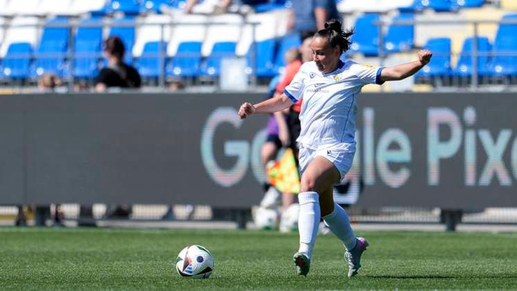 Nelly Juckel (Jena, 31), am Ball, Freisteller, Ganzkörper, Einzelbild, Einzelfoto, Aktion, Action, 11.05.2025, Sinsheim (Hoffenheim) (Deutschland), Fussball, Google Pixel Frauen-Bundesliga, TSG 1899 Hoffenheim - FC Carl Zeiss Jena, DFB DFL REGULATIONS PROHIBIT ANY USE OF PHOTOGRAPHS AS IMAGE SEQUENCES AND OR QUASI-VIDEO.