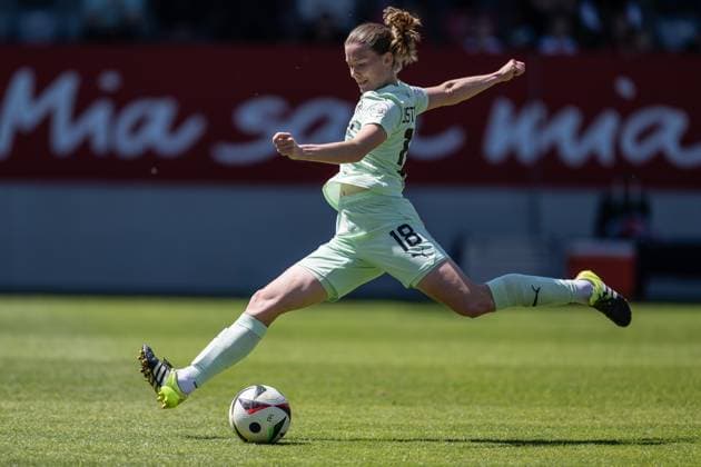 Lena Ostermeier (SGS Essen, 18) FC Bayern Muenchen Frauen vs. SGS Essen 1968, Fussball, Google Pixel Frauen-Bundesliga, 22. Spieltag, Saison 2024 2025, 11.05.2025. (DFL DFB REGULATIONS PROHIBIT ANY USE OF PHOTOGRAPHS as IMAGE SEQUENCES and or QUASI-VIDEO). FC Bayern Muenchen Frauen vs. SGS Essen 1968, Fussball, Google Pixel Frauen-Bundesliga, 22. Spieltag, Saison 2024 2025, 11.05.2025. Muenchen Copyright: xEibner-Pressefoto HeikexFeinerx EP_HFR