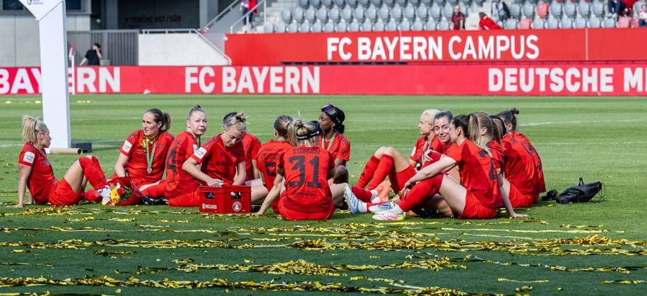 Die Muenchnerinnen feiern auf dem Rasen sitzend die Meisterschaft FC Bayern Muenchen Frauen vs. SGS Essen 1968, Fussball, Google Pixel Frauen-Bundesliga, 22. Spieltag, Saison 2024 2025, 11.05.2025. (DFL DFB REGULATIONS PROHIBIT ANY USE OF PHOTOGRAPHS as IMAGE SEQUENCES and or QUASI-VIDEO). FC Bayern Muenchen Frauen vs. SGS Essen 1968, Fussball, Google Pixel Frauen-Bundesliga, 22. Spieltag, Saison 2024 2025, 11.05.2025. Muenchen Copyright: xEibner-Pressefoto HeikexFeinerx EP_HFR