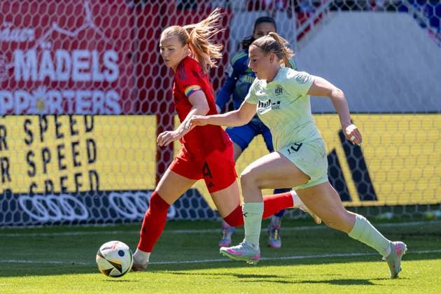 Kampf um den Ball Zweikampf zwischen Glodis Perla Viggosdottir (FC Bayern Muenchen Frauen, 4) und Ramona Maier (SGS Essen, 9) FC Bayern Muenchen Frauen vs. SGS Essen 1968, Fussball, Google Pixel Frauen-Bundesliga, 22. Spieltag, Saison 2024 2025, 11.05.2025. (DFL DFB REGULATIONS PROHIBIT ANY USE OF PHOTOGRAPHS as IMAGE SEQUENCES and or QUASI-VIDEO). FC Bayern Muenchen Frauen vs. SGS Essen 1968, Fussball, Google Pixel Frauen-Bundesliga, 22. Spieltag, Saison 2024 2025, 11.05.2025. Muenchen Copyright: xEibner-Pressefoto HeikexFeinerx EP_HFR
