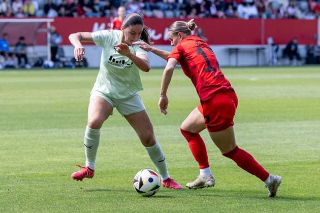 Kampf um den Ball Zweikampf zwischen Laureta Elmazi (SGS Essen, 11) und Klara Buehl (FC Bayern Muenchen Frauen, 17) FC Bayern Muenchen Frauen vs. SGS Essen 1968, Fussball, Google Pixel Frauen-Bundesliga, 22. Spieltag, Saison 2024 2025, 11.05.2025. (DFL DFB REGULATIONS PROHIBIT ANY USE OF PHOTOGRAPHS as IMAGE SEQUENCES and or QUASI-VIDEO). FC Bayern Muenchen Frauen vs. SGS Essen 1968, Fussball, Google Pixel Frauen-Bundesliga, 22. Spieltag, Saison 2024 2025, 11.05.2025. Muenchen Copyright: xEibner-Pressefoto HeikexFeinerx EP_HFR