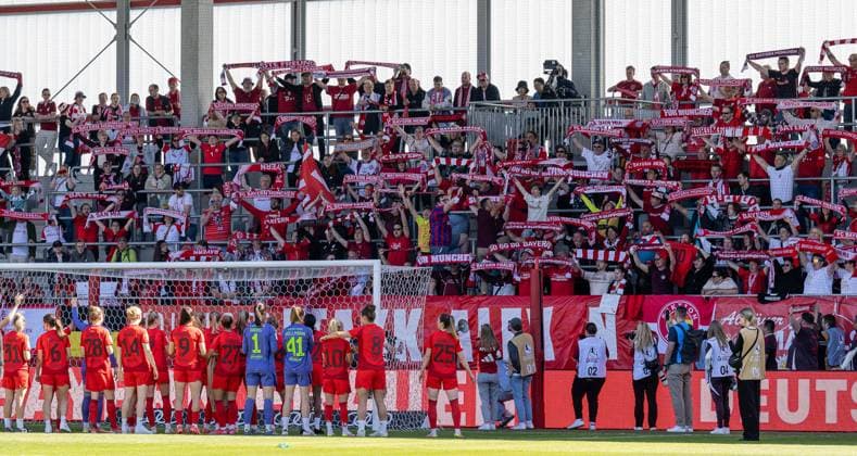 Schalparade der Bayernfans fuer die Meisterinnen FC Bayern Muenchen Frauen vs. SGS Essen 1968, Fussball, Google Pixel Frauen-Bundesliga, 22. Spieltag, Saison 2024 2025, 11.05.2025. (DFL DFB REGULATIONS PROHIBIT ANY USE OF PHOTOGRAPHS as IMAGE SEQUENCES and or QUASI-VIDEO). FC Bayern Muenchen Frauen vs. SGS Essen 1968, Fussball, Google Pixel Frauen-Bundesliga, 22. Spieltag, Saison 2024 2025, 11.05.2025. Muenchen Copyright: xEibner-Pressefoto HeikexFeinerx EP_HFR