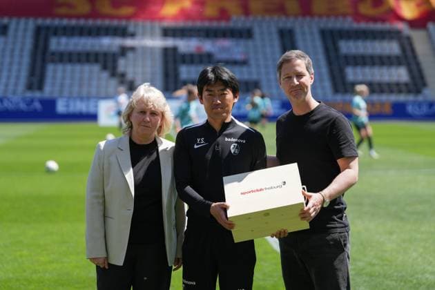 Yuki Shigemura (SC Freiburg, Athletiktrainer) emotionaler Abschied, Verabschiedung , Deutschland, Fussball, GooglePixel Frauen-Bundesliga, 22.Spieltag, 2024 2025, SC Freiburg vs. SV Werder Bremen, 11.05.2025, Dreisamstadion, Freiburg, Deutschland DFB REGULATIONS PROHIBIT ANY USE OF PHOTOGRAPHS AS IMAGE SEQUENCES AND OR QUASI-VIDEO. Freiburg Dreisamstadion Baden-Wuerttemberg Deutschland Copyright: xArnexAmbergx