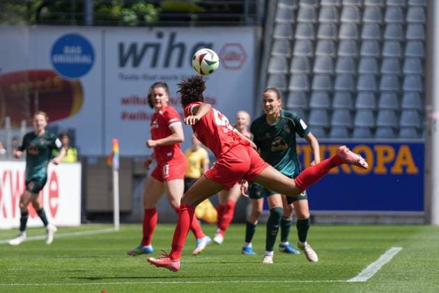 Cora Zicai (SC Freiburg, 28) Torvorlage, Kopfball , Deutschland, Fussball, GooglePixel Frauen-Bundesliga, 22.Spieltag, 2024 2025, SC Freiburg vs. SV Werder Bremen, 11.05.2025, Dreisamstadion, Freiburg, Deutschland DFB REGULATIONS PROHIBIT ANY USE OF PHOTOGRAPHS AS IMAGE SEQUENCES AND OR QUASI-VIDEO. Freiburg Dreisamstadion Baden-Wuerttemberg Deutschland Copyright: xArnexAmbergx