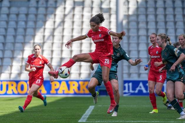 Cora Zicai (SC Freiburg, 28) am Ball , Deutschland, Fussball, GooglePixel Frauen-Bundesliga, 22.Spieltag, 2024 2025, SC Freiburg vs. SV Werder Bremen, 11.05.2025, Dreisamstadion, Freiburg, Deutschland DFB REGULATIONS PROHIBIT ANY USE OF PHOTOGRAPHS AS IMAGE SEQUENCES AND OR QUASI-VIDEO. Freiburg Dreisamstadion Baden-Wuerttemberg Deutschland Copyright: xArnexAmbergx