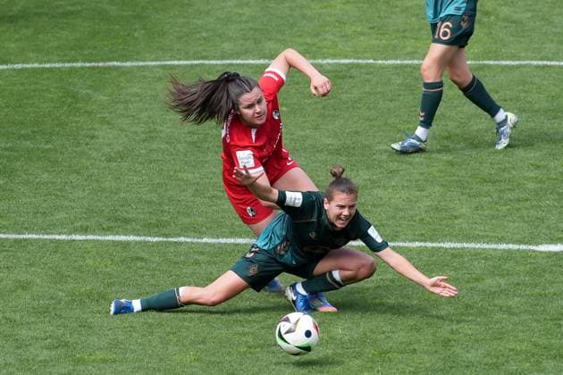 Svenja Fölmli Svenja Foelmli (SC Freiburg, 17) im Zweikampf , Deutschland, Fussball, GooglePixel Frauen-Bundesliga, 22.Spieltag, 2024 2025, SC Freiburg vs. SV Werder Bremen, 11.05.2025, Dreisamstadion, Freiburg, Deutschland DFB REGULATIONS PROHIBIT ANY USE OF PHOTOGRAPHS AS IMAGE SEQUENCES AND OR QUASI-VIDEO. Freiburg Dreisamstadion Baden-Wuerttemberg Deutschland Copyright: xArnexAmbergx