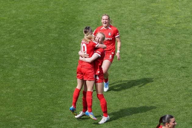 Eileen Campbell (SC Freiburg, 10) Torjubel, Emotionen, Jubel, Torerfolg, Abschluss, Treffer, Meret Felde (SC Freiburg, 04) , Deutschland, Fussball, GooglePixel Frauen-Bundesliga, 22.Spieltag, 2024 2025, SC Freiburg vs. SV Werder Bremen, 11.05.2025, Dreisamstadion, Freiburg, Deutschland DFB REGULATIONS PROHIBIT ANY USE OF PHOTOGRAPHS AS IMAGE SEQUENCES AND OR QUASI-VIDEO. Freiburg Dreisamstadion Baden-Wuerttemberg Deutschland Copyright: xArnexAmbergx