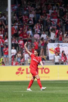 Sport Bilder des Tages Hasret Kayikci (SC Freiburg, 11) emotionaler Abschied, Verabschiedung , Deutschland, Fussball, GooglePixel Frauen-Bundesliga, 22.Spieltag, 2024 2025, SC Freiburg vs. SV Werder Bremen, 11.05.2025, Dreisamstadion, Freiburg, Deutschland DFB REGULATIONS PROHIBIT ANY USE OF PHOTOGRAPHS AS IMAGE SEQUENCES AND OR QUASI-VIDEO. Freiburg Dreisamstadion Baden-Wuerttemberg Deutschland Copyright: xArnexAmbergx