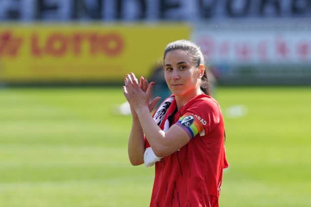 Hasret Kayikci (SC Freiburg, 11) emotionaler Abschied, Verabschiedung , Deutschland, Fussball, GooglePixel Frauen-Bundesliga, 22.Spieltag, 2024 2025, SC Freiburg vs. SV Werder Bremen, 11.05.2025, Dreisamstadion, Freiburg, Deutschland DFB REGULATIONS PROHIBIT ANY USE OF PHOTOGRAPHS AS IMAGE SEQUENCES AND OR QUASI-VIDEO. Freiburg Dreisamstadion Baden-Wuerttemberg Deutschland Copyright: xArnexAmbergx