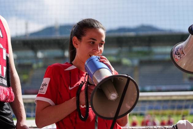 Hasret Kayikci (SC Freiburg, 11) emotionaler Abschied, Verabschiedung, Megafon, Feier mit den Fans auf der Tribüne , Deutschland, Fussball, GooglePixel Frauen-Bundesliga, 22.Spieltag, 2024 2025, SC Freiburg vs. SV Werder Bremen, 11.05.2025, Dreisamstadion, Freiburg, Deutschland DFB REGULATIONS PROHIBIT ANY USE OF PHOTOGRAPHS AS IMAGE SEQUENCES AND OR QUASI-VIDEO. Freiburg Dreisamstadion Baden-Wuerttemberg Deutschland Copyright: xArnexAmbergx