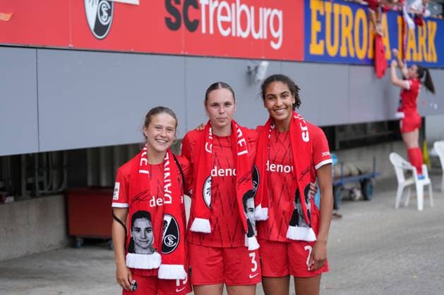 Nia Szenk (SC Freiburg, 13), Alina Axtmann (SC Freiburg, 03), Cora Zicai (SC Freiburg, 28) , Deutschland, Fussball, GooglePixel Frauen-Bundesliga, 22.Spieltag, 2024 2025, SC Freiburg vs. SV Werder Bremen, 11.05.2025, Dreisamstadion, Freiburg, Deutschland DFB REGULATIONS PROHIBIT ANY USE OF PHOTOGRAPHS AS IMAGE SEQUENCES AND OR QUASI-VIDEO. Freiburg Dreisamstadion Baden-Wuerttemberg Deutschland Copyright: xArnexAmbergx