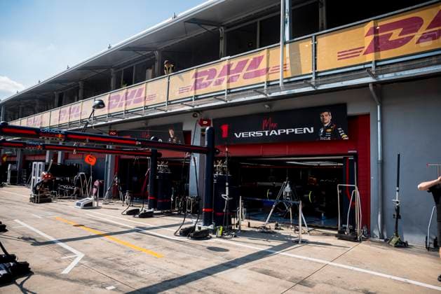 Formula 1 AWS Gran Premio del Made in Italy e dell Emilia-Romagna Alexis Perrin OVERTAKE MAXPPP - Imola 15 05 2025 01 VERSTAPPEN Max (nld), Red Bull Racing, 22 TSUNODA Yuki (jpn), Red Bull Racing, illustration box during the Formula 1 AWS Gran Premio del Made in Italy e dell Emilia-Romagna Grand Prix 2025, the 5th round of the 2025 FIA Formula 1 World Championship, WM, Weltmeisterschaft on the Autodromo Internazionale Enzo e Dino Ferrari from May 15 to 18, 2025, in Imola, Italy Imola Italy Copyright: xOVERTAKE MAXPPPxAlexisxPerrinx OVT202505158625 OVT202505158625