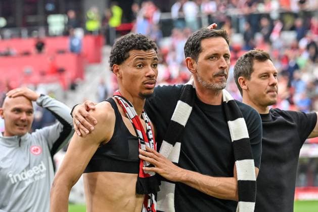 Hugo Ekitike (Eintracht Frankfurt, 11), Dino Toppmoeller (Eintracht Frankfurt, Trainer) freuen sich nach Spielende. GER, SC Freiburg - Eintracht Frankfurt, Fussball, Bundesliga, 34. Spieltag, Saison 2024 2025, 17.05.2025 DFL DFB REGULATIONS PROHIBIT ANY USE OF PHOTOGRAPHS AS IMAGE SEQUENCES AND OR QUASI-VIDEO GER, SC Freiburg - Eintracht Frankfurt, Fussball, Bundesliga, 34. Spieltag, Saison 2024 2025, 17.05.2025 Freiburg Copyright: xEibner-Pressefoto ThomasxHessx EP_THS