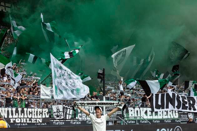 17.05.2025, Stadion Borussia-Park, Stadionsprecher Torsten Knippertz (MG) mit Schal 125 JAHRE BORUSSIA vor Pyrotechnik und Rauchbomben, Fussball, Bundesliga, 2024 2025, 17.05.2025, Stadion Borussia Park, Borussia Moenchengladbach vs. VfL Wolfsburg 0-1 Fussball, Bundesliga, 2024 2025, Borussia Moenchengladbach vs. VfL Wolfsburg 0-1, 17.05.2025, Stadion Borussia-Park, Stadionsprecher und Moderator Torsten Knippertz (MG) praesentiert einen Schal 125 JAHRE BORUSSIA vor der Nordkurve, Fans zuenden Pyrotechnik und Rauchbomben, DFL REGULATIONS PROHIBIT ANY USE OF PHOTOGRAPHS AS IMAGE SEQUENCES AND OR QUASI-VIDEO, sports, football, Bundesliga, 2024 2025, Borussia Moenchengladbach vs. VfL Wolfsburg 0-1, 17.05.2025, Stadium Borussia Park, Torsten Knippertz, stadium announcer and moderator (MG) presents a scarf 125 YEARS BORUSSIA in front of the Nordkurve, fans fire pyrotechnics and smoke bombs, DFL REGULATIONS PROHIBIT ANY USE OF PHOTOGRAPHS AS IMAGE SEQUENCES AND OR QUASI-VIDEO