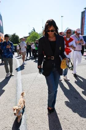Alexandra Saint Mleux, Partnerin von Charles Leclerc (Scuderia Ferrari HP, 16), mit Hund Leo, Race Day ,ITA, Formel 1 Weltmeisterschaft, Grand Prix Emilia-Romagna Imola, Autodromo Enzo e Dino Ferrari, 18.05.2025 Race Day, ITA, Formel 1 Weltmeisterschaft, Grand Prix Emilia-Romagna Imola, Autodromo Enzo e Dino Ferrari, 18.05.2025 Imola Copyright: xEibner-Pressefoto AnnikaxGrafx EP_AGF