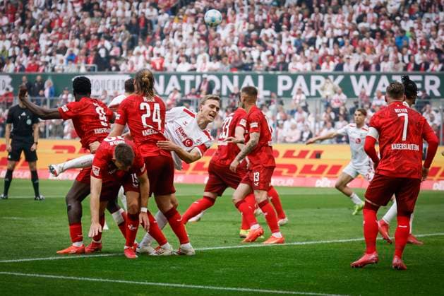 2. Fußball-Bundesliga, 1. FC Köln - 1. FC Kaiserslautern, 18.05.2025 Timo Hübers (1. FC Köln, 4) im Abwehrriegel um Jannis Heuer (1. FC Kaiserslautern, 24), Ragnar Ache (1. FC Kaiserslautern, 9), Erik Wekesser (1. FC Kaiserslautern, 13); 34. Spieltag der 2. Fußball-Bundesliga, 2. Fußball-Bundesliga, 1. FC Köln - 1. FC Kaiserslautern am 18.05.2025 im RheinEnergie-Stadion in Köln. DIE DFL-VORSCHRIFTEN VERBIETEN JEDE VERWENDUNG VON FOTOS ALS BILDSEQUENZEN UND ODER QUASI-VIDEO.