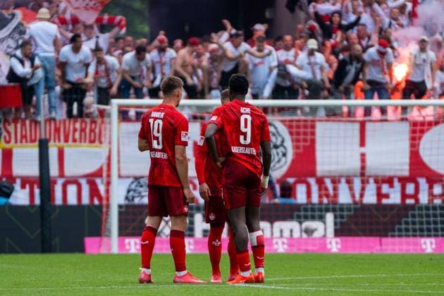 Daniel Hanslik (1. FC Kaiserslautern, 19) und Ragnar Ache (1. FC Kaiserslautern, 09) beraten sich nach dem 2:0 1. FC Koeln vs. 1. FC Kaiserslautern, Fussball, 2. Bundesliga, 34. Spieltag, Saison 2024 2025, 18.05.2025 DFL REGULATIONS PROHIBIT ANY USE OF PHOTOGRAPHS AS IMAGE SEQUENCES AND OR QUASI-VIDEO 1. FC Koeln vs. 1. FC Kaiserslautern, Fussball, 2. Bundesliga, 34. Spieltag, Saison 2024 2025, 18.05.2025 Koeln