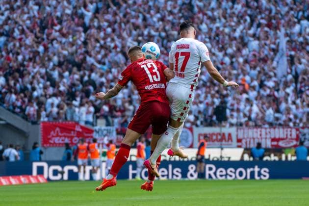 Erik Wekesser (1. FC Kaiserslautern, 13) im Kopfballduell mit Leart Pacarada (1. FC Koeln, 17) 1. FC Koeln vs. 1. FC Kaiserslautern, Fussball, 2. Bundesliga, 34. Spieltag, Saison 2024 2025, 18.05.2025 DFL REGULATIONS PROHIBIT ANY USE OF PHOTOGRAPHS AS IMAGE SEQUENCES AND OR QUASI-VIDEO 1. FC Koeln vs. 1. FC Kaiserslautern, Fussball, 2. Bundesliga, 34. Spieltag, Saison 2024 2025, 18.05.2025 Koeln