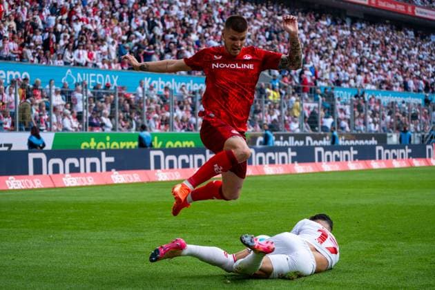 Erik Wekesser (1. FC Kaiserslautern, 13) im Duell gegen Leart Pacarada (1. FC Koeln, 17) 1. FC Koeln vs. 1. FC Kaiserslautern, Fussball, 2. Bundesliga, 34. Spieltag, Saison 2024 2025, 18.05.2025 DFL REGULATIONS PROHIBIT ANY USE OF PHOTOGRAPHS AS IMAGE SEQUENCES AND OR QUASI-VIDEO 1. FC Koeln vs. 1. FC Kaiserslautern, Fussball, 2. Bundesliga, 34. Spieltag, Saison 2024 2025, 18.05.2025 Koeln