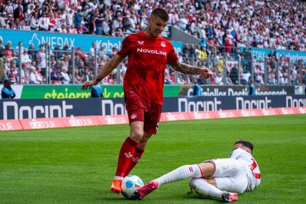 Erik Wekesser (1. FC Kaiserslautern, 13) im Duell gegen Leart Pacarada (1. FC Koeln, 17) 1. FC Koeln vs. 1. FC Kaiserslautern, Fussball, 2. Bundesliga, 34. Spieltag, Saison 2024 2025, 18.05.2025 DFL REGULATIONS PROHIBIT ANY USE OF PHOTOGRAPHS AS IMAGE SEQUENCES AND OR QUASI-VIDEO 1. FC Koeln vs. 1. FC Kaiserslautern, Fussball, 2. Bundesliga, 34. Spieltag, Saison 2024 2025, 18.05.2025 Koeln