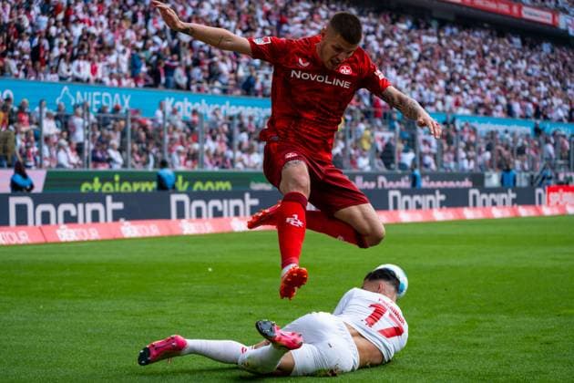 Erik Wekesser (1. FC Kaiserslautern, 13) im Duell gegen Leart Pacarada (1. FC Koeln, 17) 1. FC Koeln vs. 1. FC Kaiserslautern, Fussball, 2. Bundesliga, 34. Spieltag, Saison 2024 2025, 18.05.2025 DFL REGULATIONS PROHIBIT ANY USE OF PHOTOGRAPHS AS IMAGE SEQUENCES AND OR QUASI-VIDEO 1. FC Koeln vs. 1. FC Kaiserslautern, Fussball, 2. Bundesliga, 34. Spieltag, Saison 2024 2025, 18.05.2025 Koeln