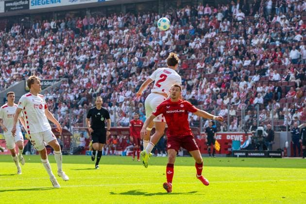 Duell zwischen Benno Schmitz (1. FC Koeln, 02) und Daniel Hanslik (1. FC Kaiserslautern, 19) 1. FC Koeln vs. 1. FC Kaiserslautern, Fussball, 2. Bundesliga, 34. Spieltag, Saison 2024 2025, 18.05.2025 DFL REGULATIONS PROHIBIT ANY USE OF PHOTOGRAPHS AS IMAGE SEQUENCES AND OR QUASI-VIDEO 1. FC Koeln vs. 1. FC Kaiserslautern, Fussball, 2. Bundesliga, 34. Spieltag, Saison 2024 2025, 18.05.2025 Koeln