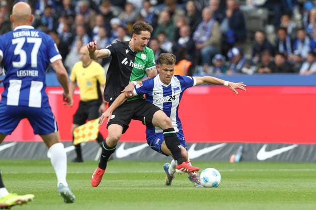 18.05.2025, xtgx, Fussball 2. Bundesliga, Hertha BSC Berlin - Hannover 96 emspor, v.l. Phil Neumann (Hannover, 5), Florian Niederlechner (Hertha, 7) Zweikampf, Duell, Kampf, tackle (DFL DFB REGULATIONS PROHIBIT ANY USE OF PHOTOGRAPHS as IMAGE SEQUENCES and or QUASI-VIDEO) Berlin