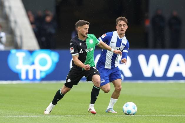 18.05.2025, xtgx, Fussball 2. Bundesliga, Hertha BSC Berlin - Hannover 96 emspor, v.l. Enzo Leopold (Hannover, 8), Michal Karbownik (Hertha, 33) Zweikampf, Duell, Kampf, tackle (DFL DFB REGULATIONS PROHIBIT ANY USE OF PHOTOGRAPHS as IMAGE SEQUENCES and or QUASI-VIDEO) Berlin