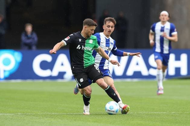 18.05.2025, xtgx, Fussball 2. Bundesliga, Hertha BSC Berlin - Hannover 96 emspor, v.l. Enzo Leopold (Hannover, 8), Michal Karbownik (Hertha, 33) Zweikampf, Duell, Kampf, tackle (DFL DFB REGULATIONS PROHIBIT ANY USE OF PHOTOGRAPHS as IMAGE SEQUENCES and or QUASI-VIDEO) Berlin
